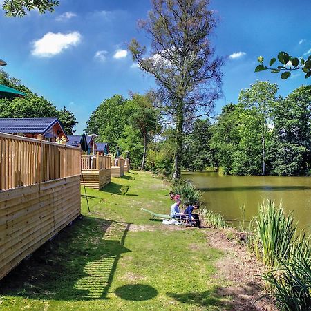 Upton Lakes Lodges カロンプトン エクステリア 写真